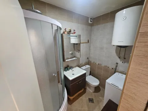 Manje kupatilo sa tuš kabinom, umivaonikom, WC šoljom i bojlerom. - image 3