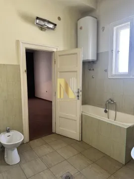 Starije opremljeno kupatilo sa kadom, bideom i bojlerom. - image 10
