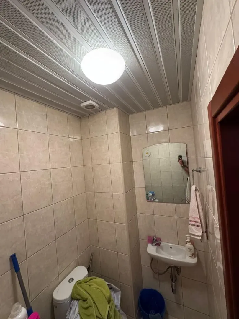 Manje kupatilo sa WC šoljom i umivaonikom.