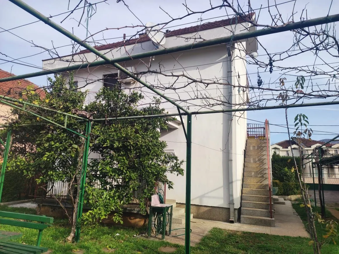 Rent, house, 200m², Zagorič, Podgorica