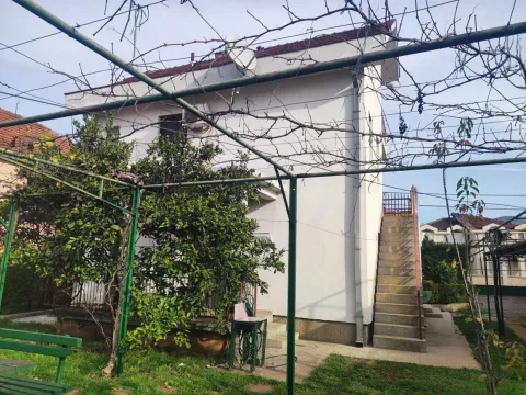 Izdavanje, kuća, 200m², Zagorič, Podgorica - image 10