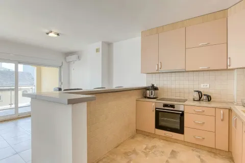Modern kitchen with built-in appliances and a breakfast bar. - image 5