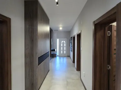 Izdavanje, trosoban stan, 180m², Tološi, Podgorica - image 3