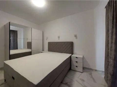 Uređena spavaća soba sa bračnim krevetom, garderoberom i noćnim stočićem. - image 7