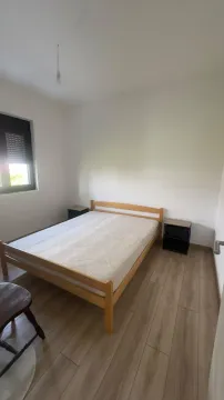 Spavaća soba sa bračnim krevetom, noćnim stočićem i prozorom. - image 3
