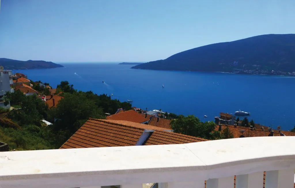 Izdavanje, jednosoban stan, 80m², Topla, Herceg Novi