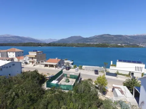 Pogled na more i okolne kuće sa terase. - image 2