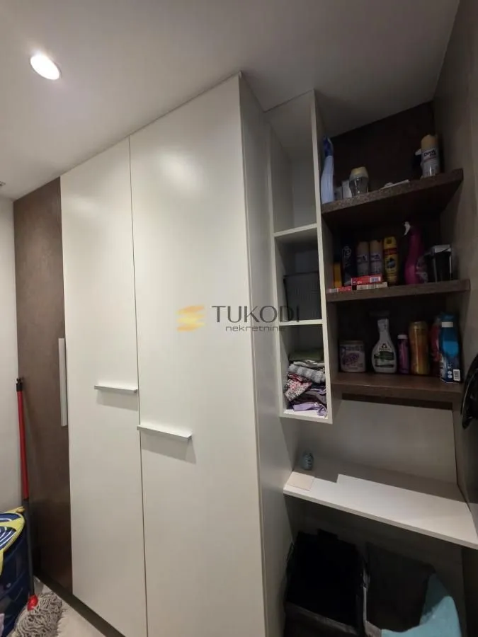Izdavanje, četvorosoban stan, 137m², Stari grad, Novi Sad