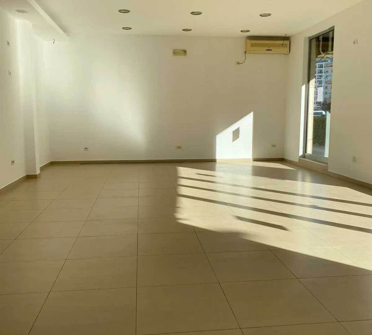 Izdavanje, poslovni prostor, 145m², City Kvart, Podgorica