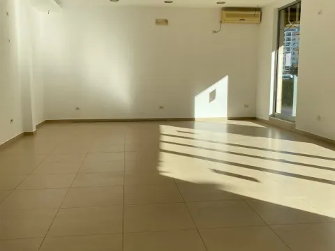 Izdavanje, poslovni prostor, 145m², City Kvart, Podgorica - image 1