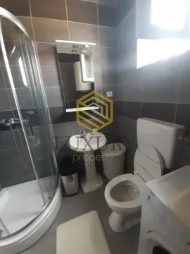 Manje kupatilo sa tuš kabinom, umivaonikom i WC šoljom. - image 7