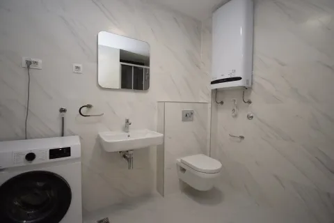 Savremeno opremljeno kupatilo sa umivaonikom, WC šoljom, bojlerom i veš mašinom. - image 4
