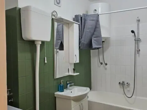 Izdavanje, dvosoban stan, 72m², Dobrota, Kotor - image 2