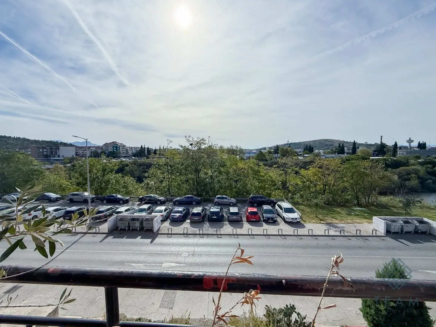 Pogled sa terase na parking i okolni pejzaž.