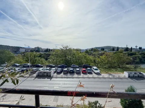Pogled sa terase na parking i okolni pejzaž. - image 14