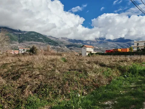 Pogled na prostrani građevinski plac sa planinama u pozadini. - image 2