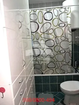 Kupatilo sa tuš kabinom, WC šoljom i belim ugradnim ormarićima. - image 14