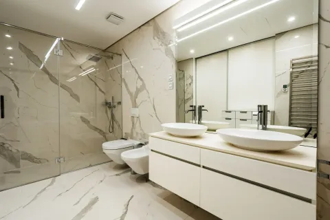 Moderne opremljeno kupatilo sa tuš kabinom i dvostrukim umivaonikom. - image 15