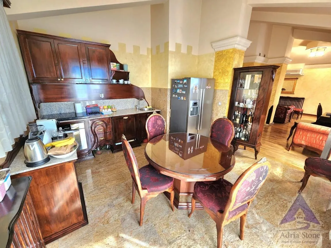 Prodaja, trosoban stan, 179m², Rozino, Budva