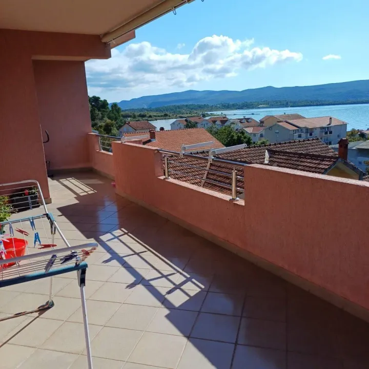 Izdavanje, dvosoban stan, 106m², Centar, Tivat