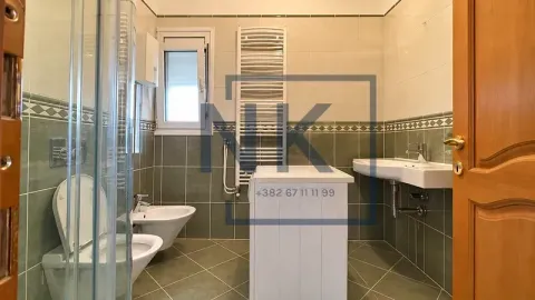 Kupatilo opremljeno tuš kabinom, sanitarijama i mašinom za veš. - image 9