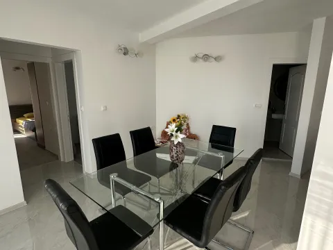 Izdavanje, trosoban stan, 100m², Kavač, Kotor - image 2