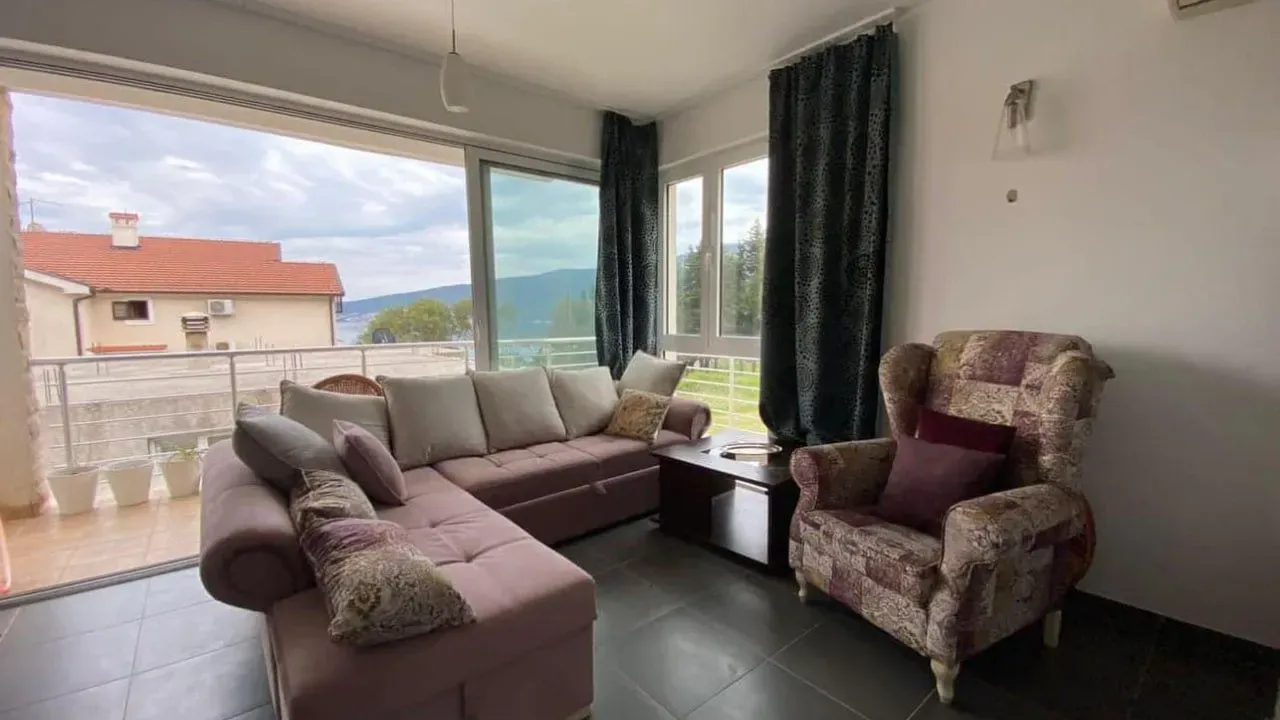 Izdavanje, trosoban stan, 100m², Baošići, Herceg Novi