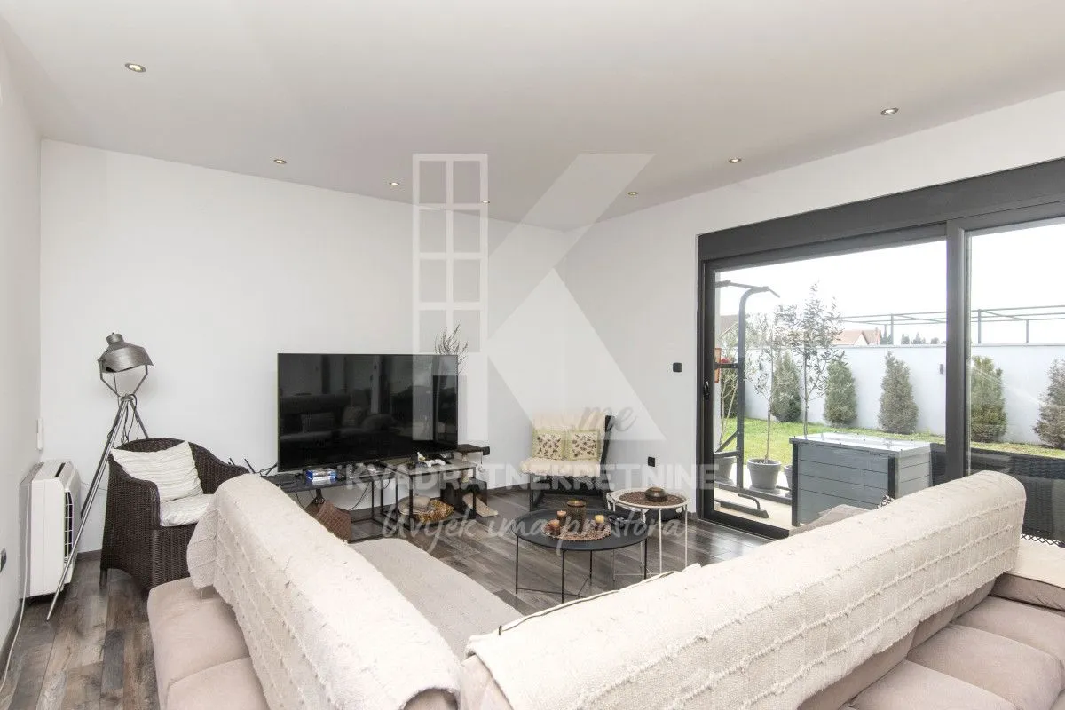Sale, house, 250m², Tološi, Podgorica