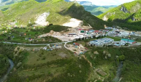 Pogled iz vazduha na industrijsku zonu okruženu brdima i zelenilom. - image 3