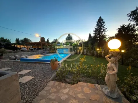 Pogled na dvorište sa bazenom i osvetljenjem u sumrak. - image 4