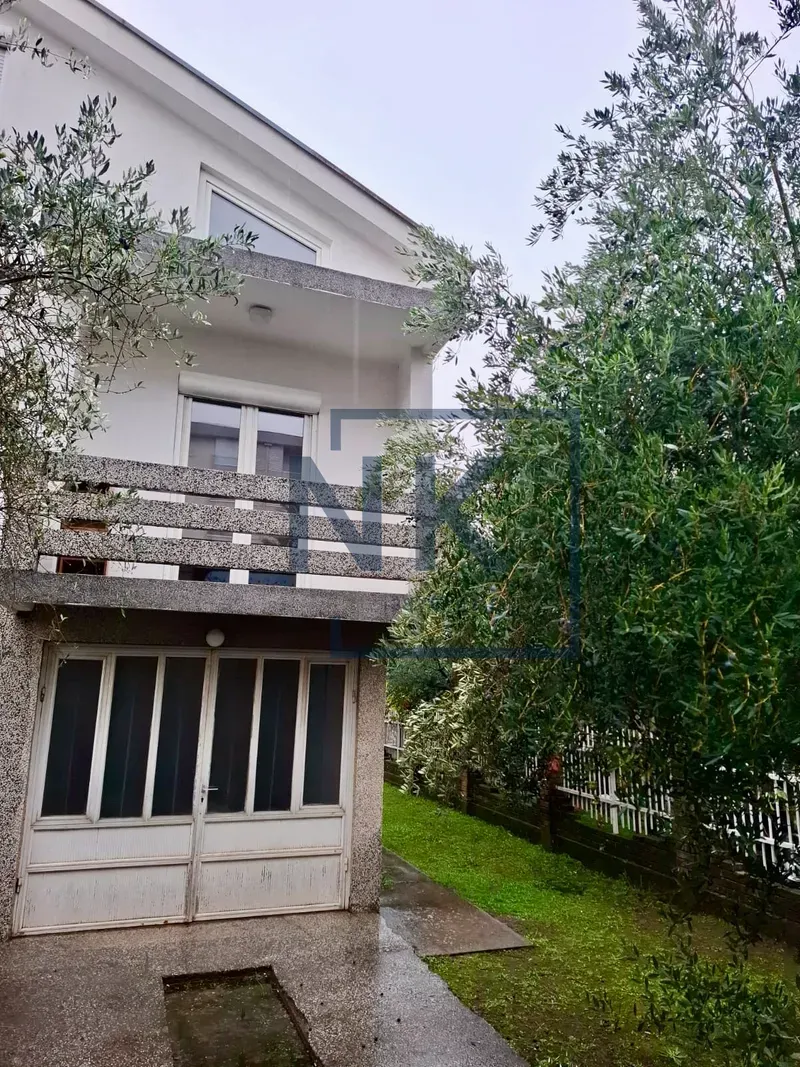 Izdavanje, kuća, 300m², Stari Aerodrom, Podgorica