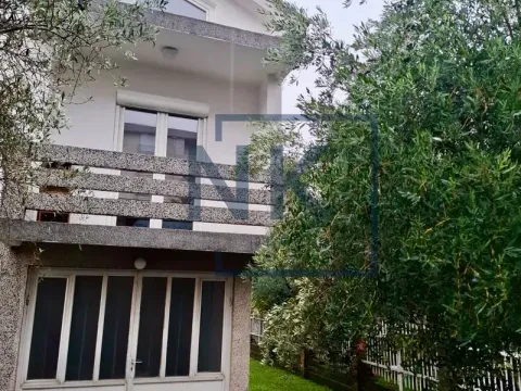 Izdavanje, kuća, 300m², Stari Aerodrom, Podgorica - image 1