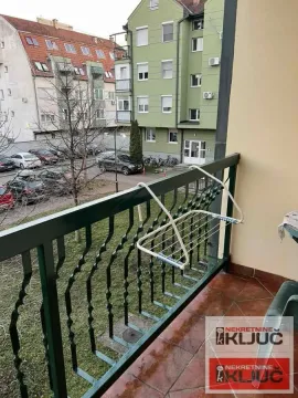 Pogled sa balkona na dvorište, parking i susedne zgrade. - image 5