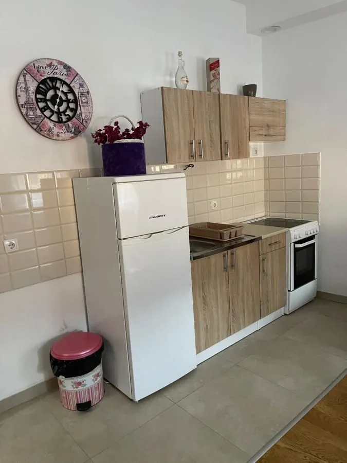 Izdavanje, jednosoban stan, 34m², Salajka, Novi Sad Sve Podlokacije