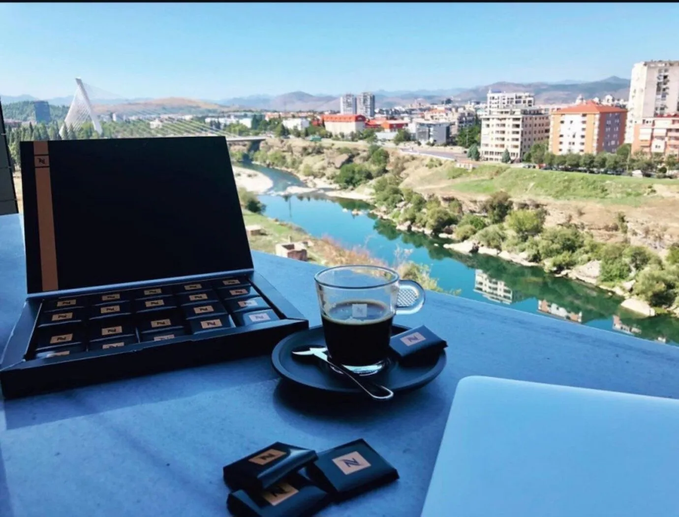 Pogled na grad sa terase.