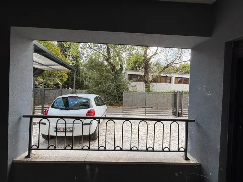 Pogled iz zgrade na dvorište sa parkiranim automobilom. - image 12