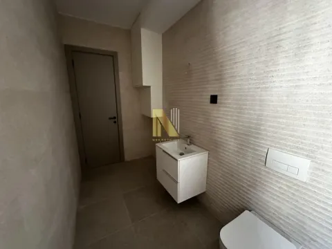 Moderno kupatilo sa umivaonikom i ugradnom sanitarijom. - image 14