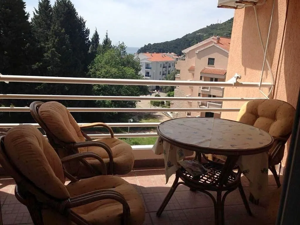 Namješten balkon sa garniturom za sjedenje i pogledom na okolinu.