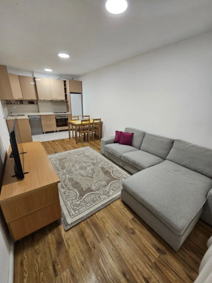 Izdavanje, dvosoban stan, 62m2, Centar, Bar