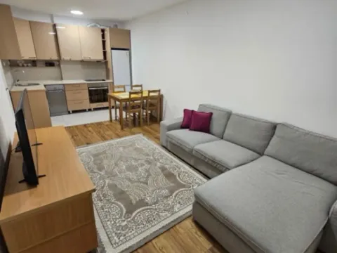 Izdavanje, dvosoban stan, 62m2, Centar, Bar