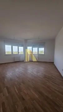 Prazna prostorija sa drvenim podom i prozorima. - image 4