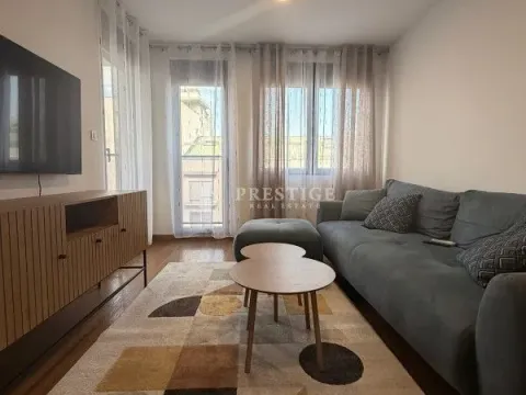 Izdavanje, dvosoban stan, 69m², Tološka šuma, Podgorica - image 1