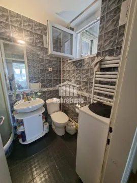 Manje kupatilo obloženo keramičkim pločicama sa umivaonikom, WC šoljom i tuš kabinom. - image 11