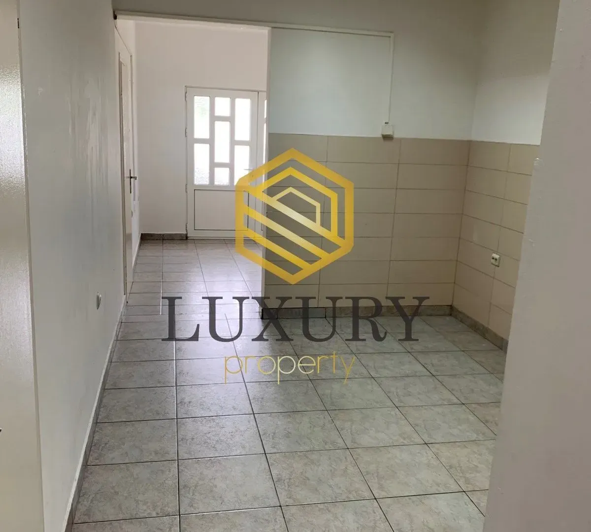 Izdavanje, kuća, 250m², Tološi, Podgorica