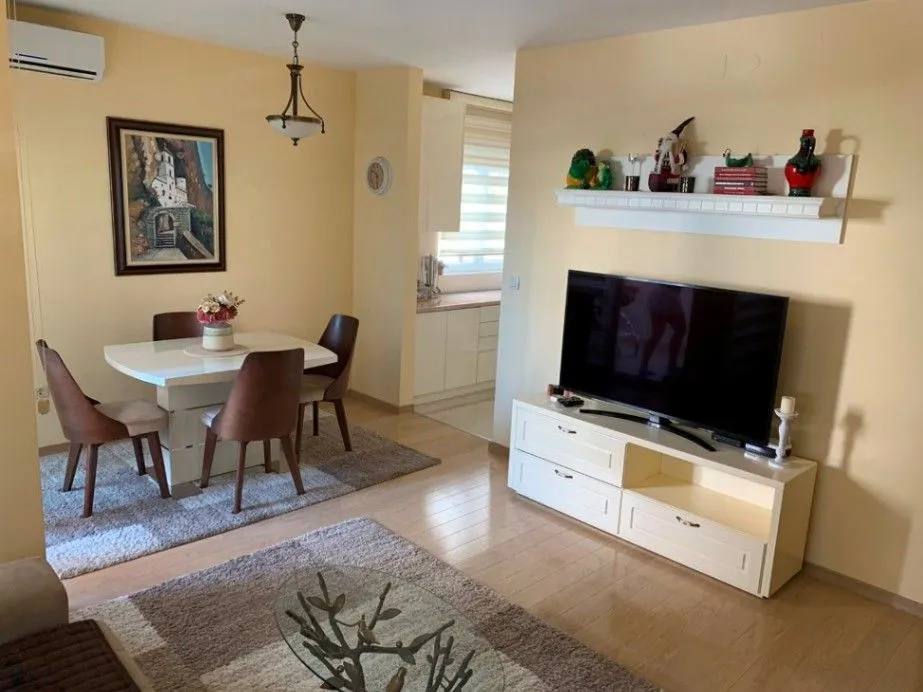 Izdavanje, jednosoban stan, 54m², Podgorica, Crna Gora