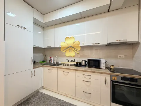 Moderna bijela kuhinja sa ugradnim aparatima i radnom površinom. - image 7