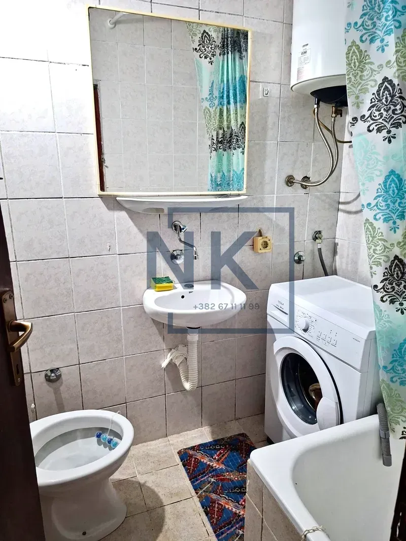 Bathroom equipped with sanitary fixtures and a washing machine.