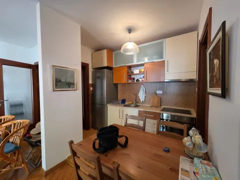 Kuhinja sa trpezarijskim stolom i stolicama. - image 16