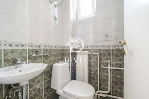 Manje kupatilo obloženo keramičkim pločicama sa umivaonikom i wc šoljom. - image 15