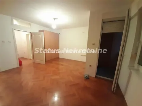 Prazna soba sa parketom i ormarom. - image 3